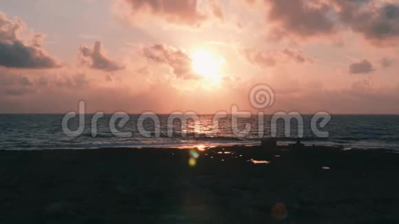 地中海上令人难以置信的粉红色日落夕阳下的粉红色云彩太阳在地平线上落下海洋粉色日落大奥赛亚视频的预览图