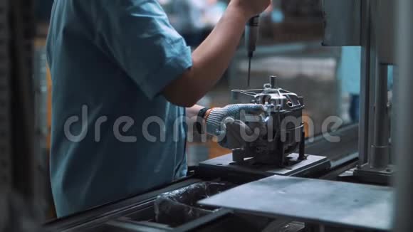 工业工人在工厂自动输送机上组装金属器具视频的预览图