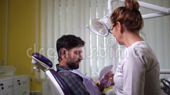 牙科治疗后病人照镜子视频的预览图