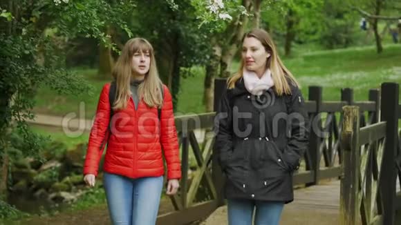 爱尔兰的两个年轻女子穿过公园视频的预览图