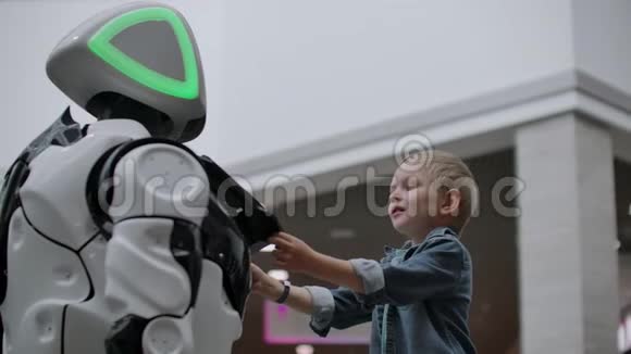 人形机器人在技术展览会上与孩子交谈机器人展览公园人形机器人说话视频的预览图