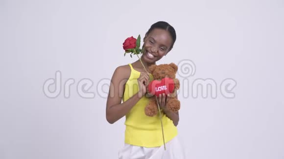 年轻快乐的非洲女人准备好情人节视频的预览图