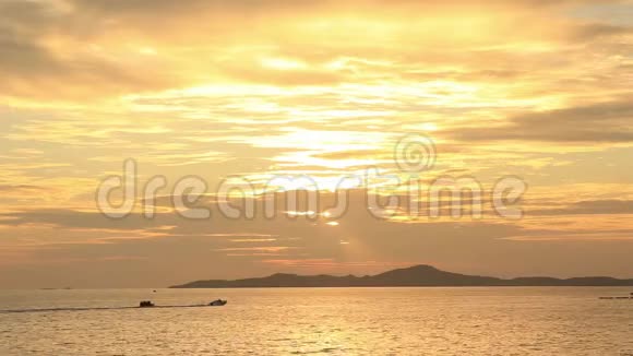 金黄夕阳海上香蕉船和摩托艇视频的预览图