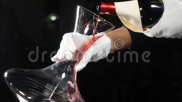 葡萄酒和酒庄的概念红酒倒在深色背景下的酒壶里红酒壶颈杯的特写视频的预览图