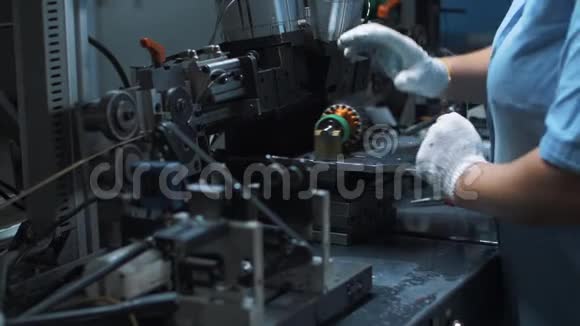 关闭工厂自动机上的工程师处理电机视频的预览图