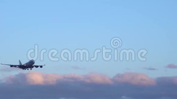 空中飞行的大型客机背景紫色和橙色的云视频的预览图