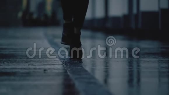 雨后女子跑步者脚在湿路面上奔跑的超慢镜头视频的预览图