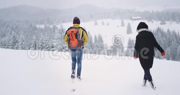 冬天两个游客在雪地里散步冻僵了他们去了目的地视频的预览图