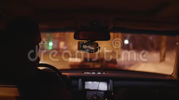 戴眼镜的司机晚上开汽车视频的预览图