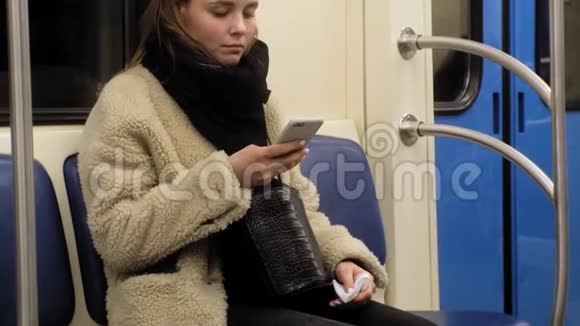 火车上的那个女人用电话视频的预览图