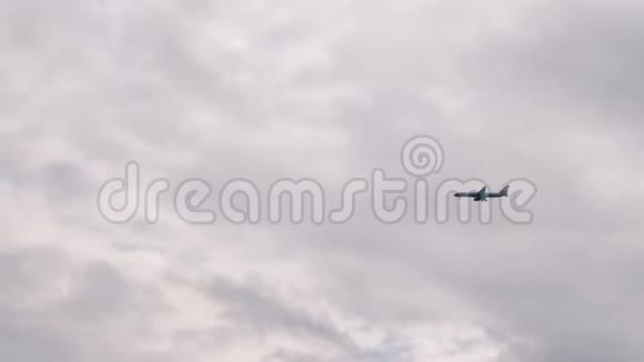 空中飞行的飞机飞机在机场降落飞机要着陆了天空中的蓝色飞机喷气式飞机在空中飞行飞机着陆视频的预览图