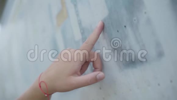 女性手指触摸飞机的特写飞机皮肤特写旅游飞机周末概念视频的预览图