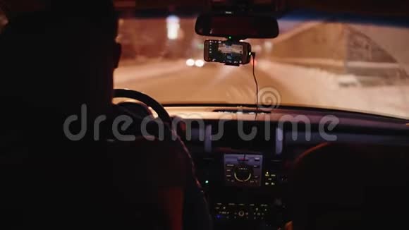 从移动汽车的窗口看城市的罗奥德开车的人视频的预览图
