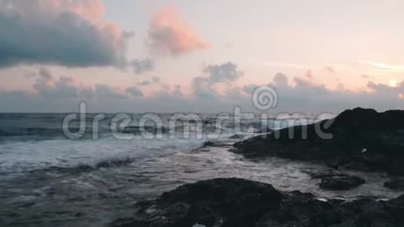 惊涛骇浪的多雨的大海日落时美丽的海景巨大的海浪撞击岩石暴风雨中的海景关闭六楼视频的预览图