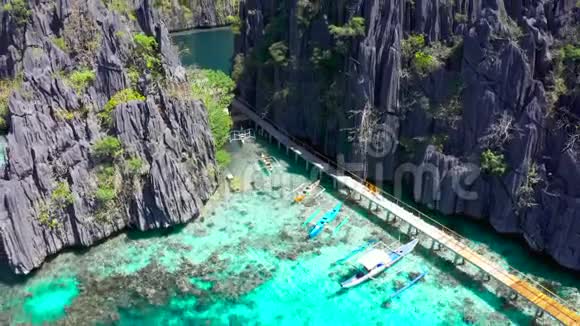 在菲律宾巴拉望的科罗恩岛观赏美丽的翡翠双生泻湖和船只视频的预览图