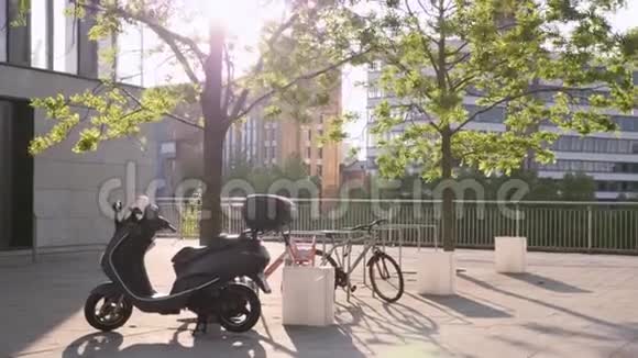 公园自行车在城市视频的预览图