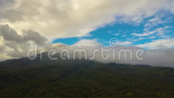 时间流逝山脉覆盖热带雨林菲律宾卡米吉因视频的预览图