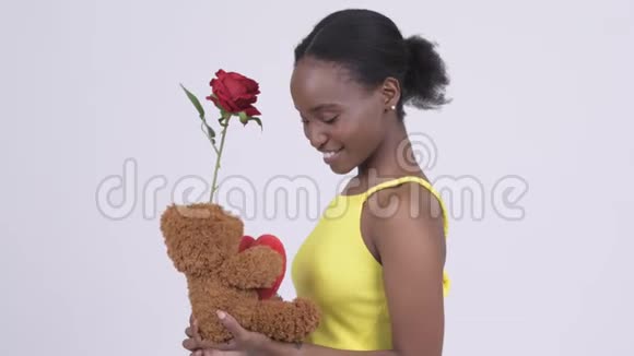 悲伤的年轻非洲女人带着情人节带走了视频的预览图