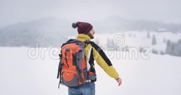他配备了年轻的游客穿过雪域前往山顶的目的地风景令人惊叹视频的预览图