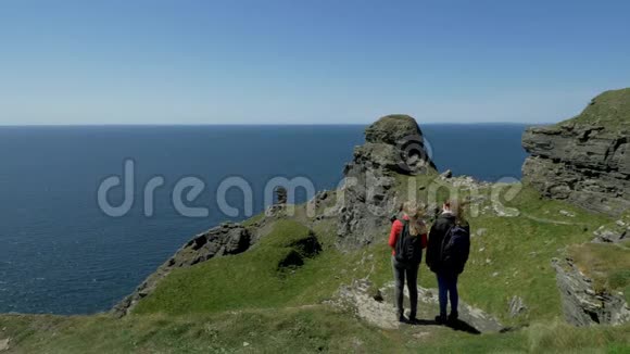 两个朋友沿着爱尔兰西海岸陡峭的悬崖散步视频的预览图