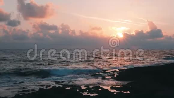 地中海上美丽的黄昏傍晚日落粉红色的夕阳暴风雨般的海洋在粉红色的天空和云彩中视频的预览图