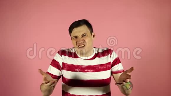 一个不敢相信的人在粉红色的背景上挠头视频的预览图