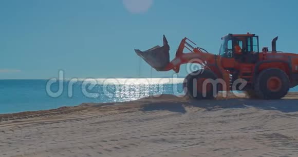 施工装载机在沙岸施工扩建和完善滩涂视频的预览图
