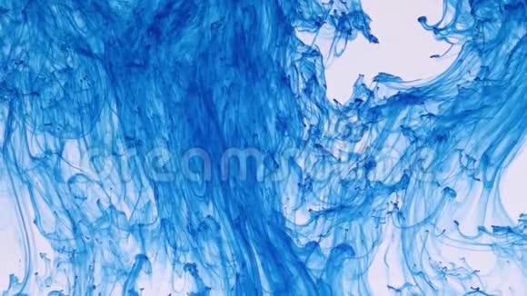 水滴颜料在水中和移动的彩色墨水明亮的颜色不同颜色的抽象漩涡视频的预览图