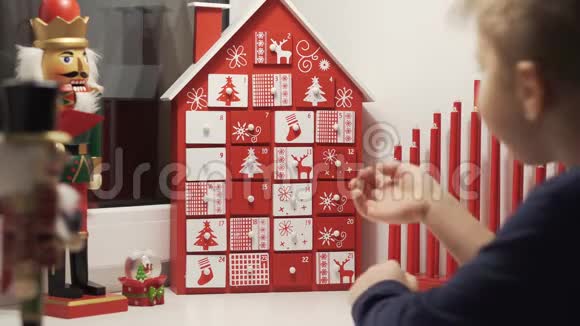 快乐的小男孩从历法屋的形式与圣诞胡桃夹在背景视频的预览图