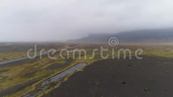 汽车路和冰岛景观鸟瞰图视频的预览图
