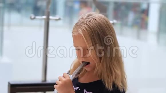 一个小孩子吃着美味可口的糖果视频的预览图