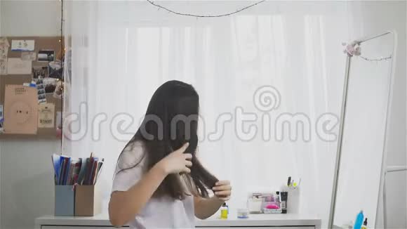 年轻的女人梳头视频的预览图