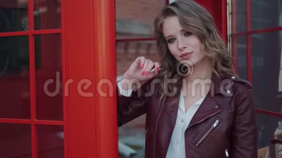 一位穿红色夹克的时髦年轻女子的肖像视频的预览图