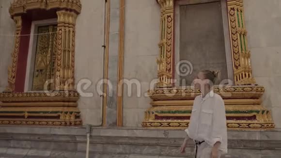 美丽的女人走在瓦查龙的佛寺附近观光视频的预览图