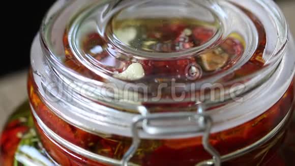 加干番茄的罐子加入香料迷迭香大蒜和橄榄油特写视频的预览图