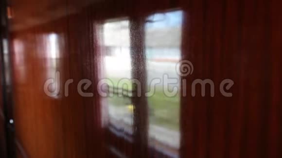 在火车上玻璃反射在木墙上视频的预览图