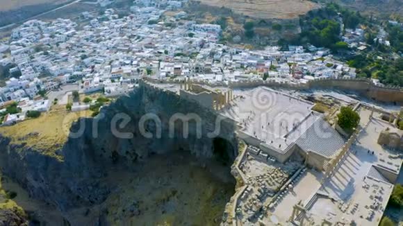 林多斯卫城林多斯村顶上的古堡罗德岛多德卡尼斯希腊拍摄的4K航空影像视频的预览图
