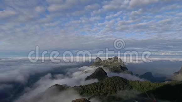 清晨的薄雾和雾气从日出的角度缓缓移动在泰国清迈的高山道琅潮视频的预览图