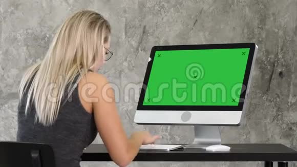 年轻友好的接线员女士在电脑上交谈和工作绿屏模拟显示视频的预览图