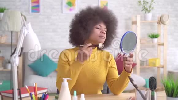 现代公寓特写镜头中的非洲裔美国女性正面化妆照镜子视频的预览图