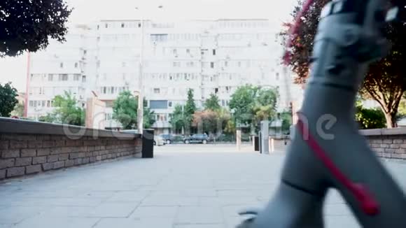 穿着正式西装的男人在城里骑电动滑板车视频的预览图