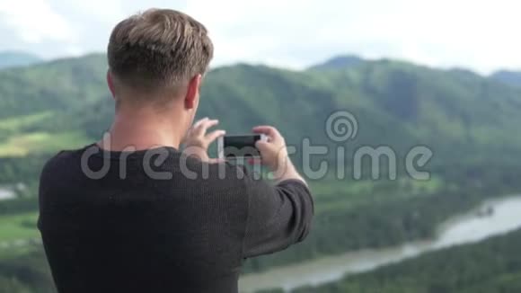 游客在夏季拍摄阿尔泰的夏季山脉视频的预览图