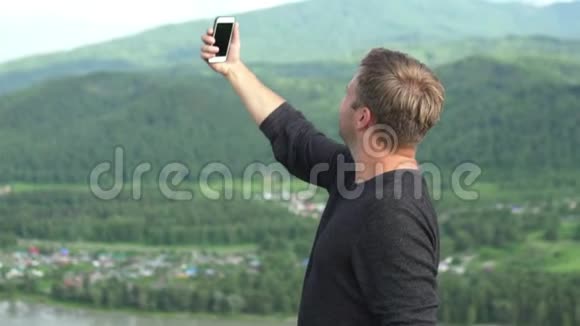 游客在山顶拍照视频的预览图