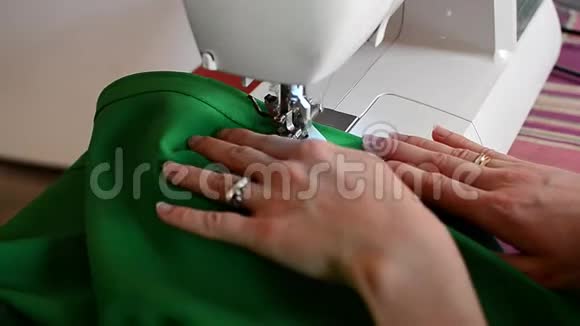 在缝纫机上缝纫的欧洲白人妇女视频的预览图
