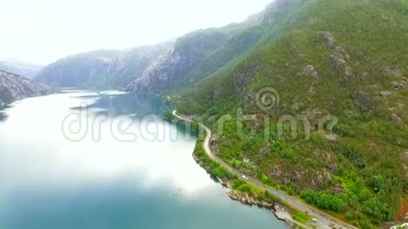 鸟瞰美丽的宽阔河流山脉和沿海公路挪威峡湾视频的预览图
