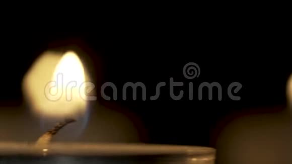 点燃的蜡烛在黑暗中慢慢地绕了一圈照相机移开了视频的预览图