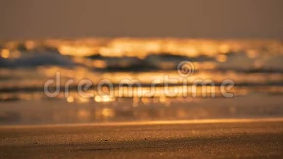 美丽的模糊和波克背景上的海浪与黄昏视频的预览图