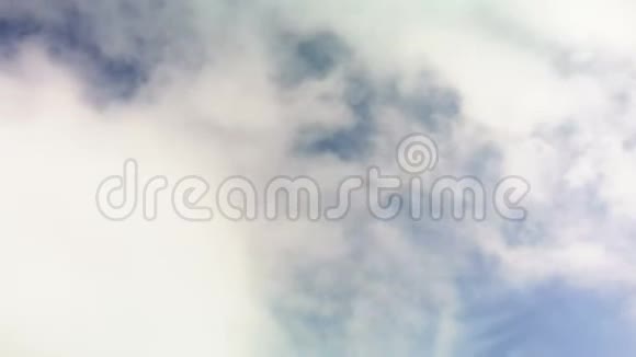 在多云的天空下山区的冬林视频的预览图
