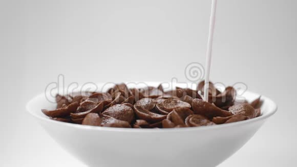 牛奶用巧克力玉米片缓慢地倒入碗中牛奶滴在240fps中滴到可可视频的预览图