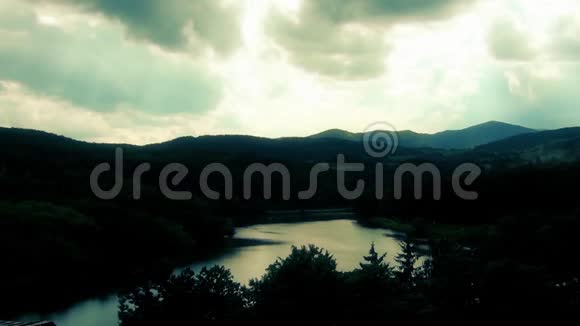 塞尔维亚湖阳光透过云层和美丽的景观视频的预览图
